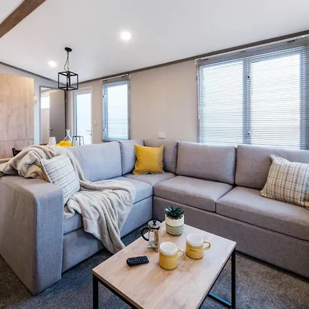 Chalet Hot Tub Near York 5 Star Country Park